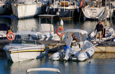 İtalya, Sicilya, Akdeniz, Marina di Ragusa (Ragusa ili); 6 Ağustos 2025, limandaki insanlar, motorlu tekneler ve lüks yatlar - EDITORIAL