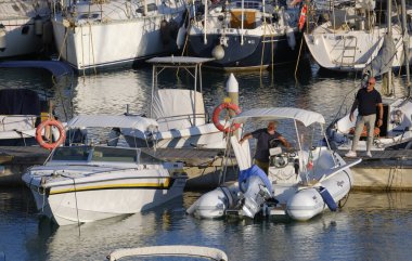 İtalya, Sicilya, Akdeniz, Marina di Ragusa (Ragusa ili); 6 Ağustos 2025, limandaki insanlar, motorlu tekneler ve lüks yatlar - EDITORIAL