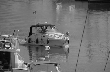 İtalya, Sicilya, Akdeniz, Marina di Ragusa (Ragusa Eyaleti); 7 Ağustos 2025, limanda lüks bir yatta bir adam - EDITORIAL