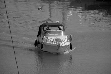 İtalya, Sicilya, Akdeniz, Marina di Ragusa (Ragusa Eyaleti); 7 Ağustos 2025, limanda lüks bir yatta bir adam - EDITORIAL