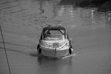 İtalya, Sicilya, Akdeniz, Marina di Ragusa (Ragusa Eyaleti); 7 Ağustos 2025, limanda lüks bir yatta bir adam - EDITORIAL