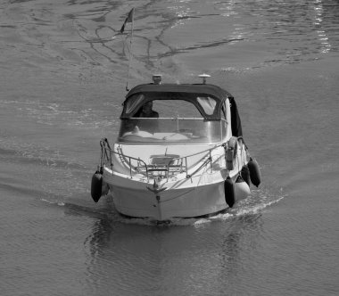 İtalya, Sicilya, Akdeniz, Marina di Ragusa (Ragusa Eyaleti); 7 Ağustos 2025, limanda lüks bir yatta bir adam - EDITORIAL