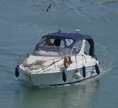 İtalya, Sicilya, Akdeniz, Marina di Ragusa (Ragusa Eyaleti); 7 Ağustos 2025, limanda lüks bir yatta bir adam - EDITORIAL