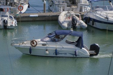 İtalya, Sicilya, Akdeniz, Marina di Ragusa (Ragusa Eyaleti); 7 Ağustos 2025, limanda lüks bir yatta bir adam - EDITORIAL