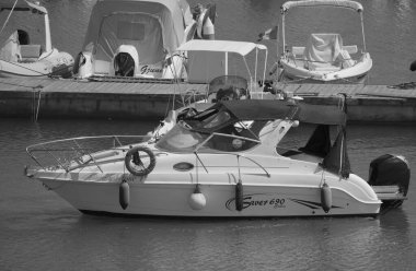 İtalya, Sicilya, Akdeniz, Marina di Ragusa (Ragusa Eyaleti); 7 Ağustos 2025, limanda lüks bir yatta bir adam - EDITORIAL