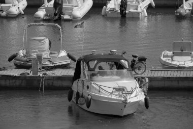 İtalya, Sicilya, Akdeniz, Marina di Ragusa (Ragusa Eyaleti); 7 Ağustos 2025, limanda lüks bir yatta bir adam - EDITORIAL