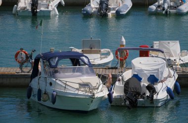 İtalya, Sicilya, Akdeniz, Marina di Ragusa (Ragusa Eyaleti); 7 Ağustos 2025, limanda lüks bir yatta bir adam - EDITORIAL