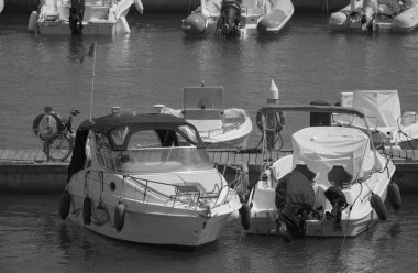 İtalya, Sicilya, Akdeniz, Marina di Ragusa (Ragusa Eyaleti); 7 Ağustos 2025, limanda lüks bir yatta bir adam - EDITORIAL