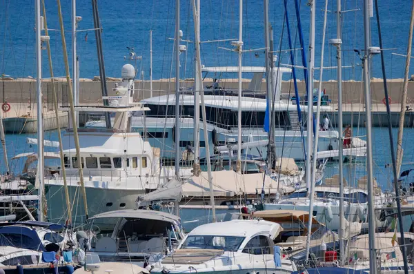 İtalya, Sicilya, Akdeniz, Marina di Ragusa (Ragusa Eyaleti); 8 Ağustos 2025, limana katamaran motorlu tekne girişi - EDITORIAL