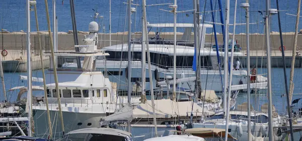 İtalya, Sicilya, Akdeniz, Marina di Ragusa (Ragusa Eyaleti); 8 Ağustos 2025, limana katamaran motorlu tekne girişi - EDITORIAL