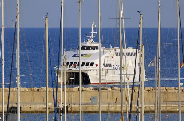 İtalya, Sicilya, Akdeniz, Marina di Ragusa (Ragusa Eyaleti); 8 Ağustos 2025, Sicilya 'yı Malta adasına bağlayan feribot - EDITORIAL