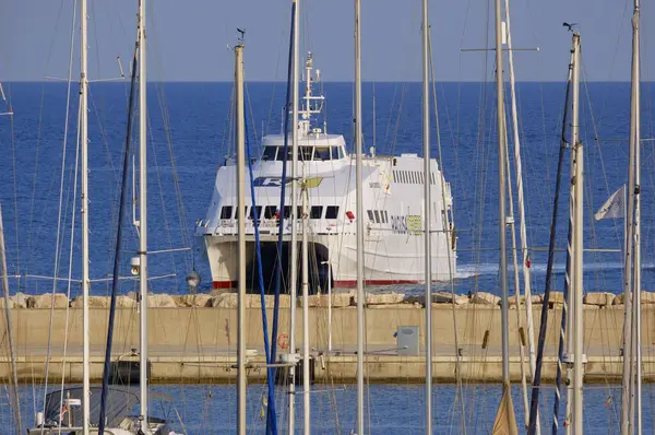 İtalya, Sicilya, Akdeniz, Marina di Ragusa (Ragusa Eyaleti); 8 Ağustos 2025, Sicilya 'yı Malta adasına bağlayan feribot - EDITORIAL