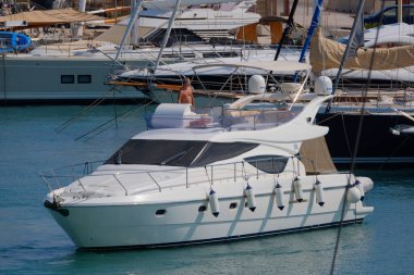 İtalya, Sicilya, Akdeniz, Marina di Ragusa (Ragusa Eyaleti); 9 Ağustos 2025, limanda lüks bir yatta bir adam - EDITORIAL