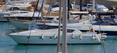 İtalya, Sicilya, Akdeniz, Marina di Ragusa (Ragusa ili); 9 Ağustos 2025, limanda lüks bir yatta çift - EDITORIAL