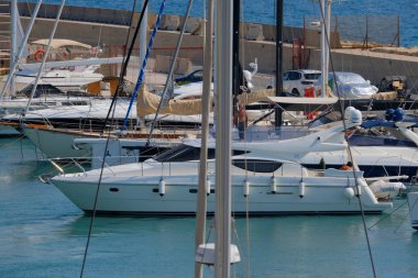 İtalya, Sicilya, Akdeniz, Marina di Ragusa (Ragusa ili); 9 Ağustos 2025, limanda lüks bir yatta çift - EDITORIAL