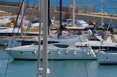 İtalya, Sicilya, Akdeniz, Marina di Ragusa (Ragusa ili); 9 Ağustos 2025, limanda lüks bir yatta çift - EDITORIAL