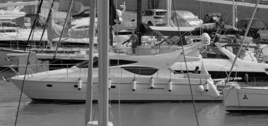 İtalya, Sicilya, Akdeniz, Marina di Ragusa (Ragusa ili); 9 Ağustos 2025, limanda lüks bir yatta çift - EDITORIAL