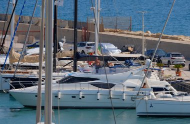 İtalya, Sicilya, Akdeniz, Marina di Ragusa (Ragusa ili); 9 Ağustos 2025, limanda lüks bir yatta çift - EDITORIAL