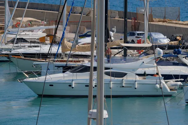 İtalya, Sicilya, Akdeniz, Marina di Ragusa (Ragusa ili); 9 Ağustos 2025, limanda lüks bir yatta çift - EDITORIAL