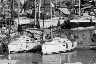 İtalya, Sicilya, Akdeniz, Marina di Ragusa (Ragusa ili); 9 Ağustos 2025, limandaki insanlar ve lüks yatlar - EDITORIAL