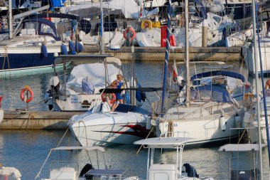 İtalya, Sicilya, Akdeniz, Marina di Ragusa (Ragusa ili); 9 Ağustos 2025, limandaki insanlar ve lüks yatlar - EDITORIAL