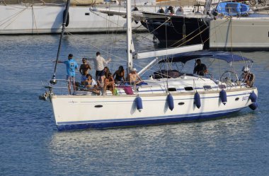 İtalya, Sicilya, Akdeniz, Marina di Ragusa (Ragusa ili); 9 Ağustos 2025, limandaki bir yelkenli teknesinde insanlar - EDITORIAL