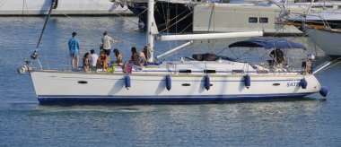 İtalya, Sicilya, Akdeniz, Marina di Ragusa (Ragusa ili); 9 Ağustos 2025, limandaki bir yelkenli teknesinde insanlar - EDITORIAL