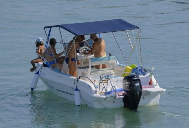 İtalya, Sicilya, Akdeniz, Marina di Ragusa (Ragusa Eyaleti); 10 Ağustos 2025, limandaki bir motorlu tekne - EDITORIAL