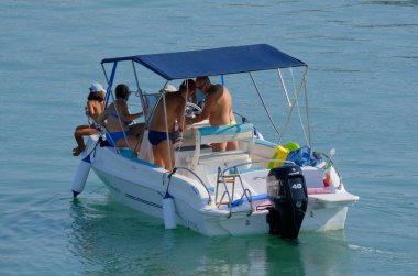 İtalya, Sicilya, Akdeniz, Marina di Ragusa (Ragusa Eyaleti); 10 Ağustos 2025, limandaki bir motorlu tekne - EDITORIAL