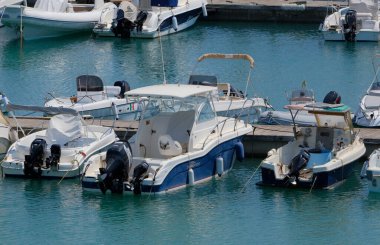 İtalya, Sicilya, Akdeniz, Marina di Ragusa (Ragusa ili); 11 Ağustos 2025, limanda motorlu tekne - EDITORIAL