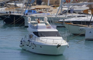 İtalya, Sicilya, Akdeniz, Marina di Ragusa (Ragusa Eyaleti); 11 Ağustos 2025, limanda lüks bir yatta adam - EDITORIAL