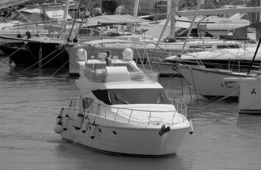 İtalya, Sicilya, Akdeniz, Marina di Ragusa (Ragusa Eyaleti); 11 Ağustos 2025, limanda lüks bir yatta adam - EDITORIAL