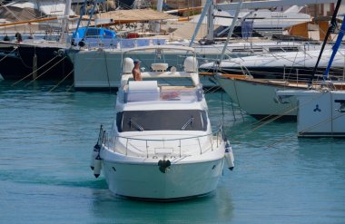 İtalya, Sicilya, Akdeniz, Marina di Ragusa (Ragusa Eyaleti); 11 Ağustos 2025, limanda lüks bir yatta adam - EDITORIAL