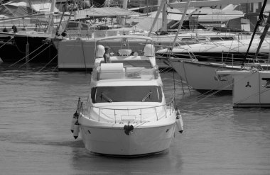 İtalya, Sicilya, Akdeniz, Marina di Ragusa (Ragusa Eyaleti); 11 Ağustos 2025, limanda lüks bir yatta adam - EDITORIAL