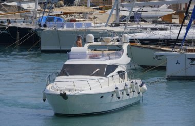 İtalya, Sicilya, Akdeniz, Marina di Ragusa (Ragusa Eyaleti); 11 Ağustos 2025, limanda lüks bir yatta adam - EDITORIAL