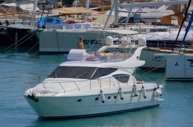 İtalya, Sicilya, Akdeniz, Marina di Ragusa (Ragusa Eyaleti); 11 Ağustos 2025, limanda lüks bir yatta adam - EDITORIAL