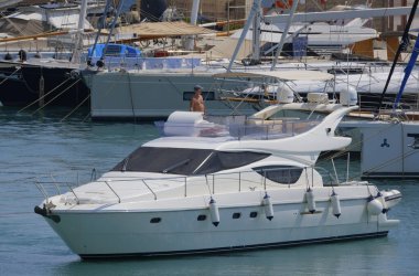 İtalya, Sicilya, Akdeniz, Marina di Ragusa (Ragusa Eyaleti); 11 Ağustos 2025, limanda lüks bir yatta adam - EDITORIAL