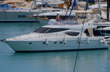 İtalya, Sicilya, Akdeniz, Marina di Ragusa (Ragusa Eyaleti); 11 Ağustos 2025, limanda lüks bir yatta adam - EDITORIAL