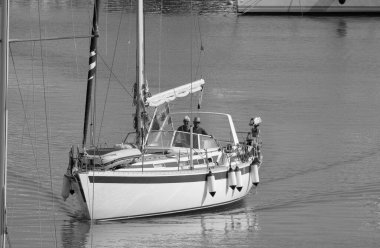 İtalya, Sicilya, Akdeniz, Marina di Ragusa (Ragusa ili); 11 Ağustos 2025, limandaki bir yelkenli teknesinde erkekler - EDITORIAL