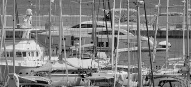 İtalya, Sicilya, Akdeniz, Marina di Ragusa (Ragusa ili); 12 Ağustos 2025, limanda lüks yatlar - EDITORIAL