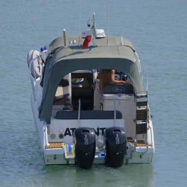 İtalya, Sicilya, Akdeniz, Marina di Ragusa (Ragusa Eyaleti); 12 Ağustos 2025, limanda lüks bir yatta adam - EDITORIAL