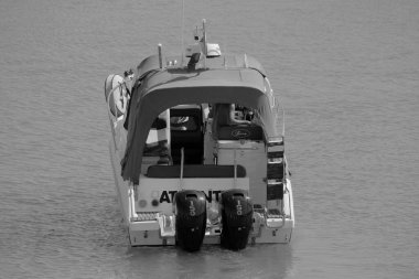 İtalya, Sicilya, Akdeniz, Marina di Ragusa (Ragusa Eyaleti); 12 Ağustos 2025, limanda lüks bir yatta adam - EDITORIAL