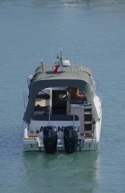 İtalya, Sicilya, Akdeniz, Marina di Ragusa (Ragusa Eyaleti); 12 Ağustos 2025, limanda lüks bir yatta adam - EDITORIAL