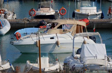 İtalya, Sicilya, Akdeniz, Marina di Ragusa (Ragusa ili); 18 Ağustos 2025, limanda lüks bir yatta çift - EDITORIAL