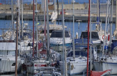 İtalya, Sicilya, Akdeniz, Marina di Ragusa (Ragusa ili); 19 Ağustos 2025, limanda lüks yatlar - EDITORIAL