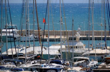 İtalya, Sicilya, Akdeniz, Marina di Ragusa (Ragusa ili); 23 Ağustos 2025, limanda lüks yatlar - EDITORIAL