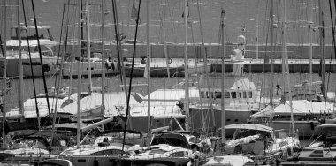 İtalya, Sicilya, Akdeniz, Marina di Ragusa (Ragusa ili); 23 Ağustos 2025, limanda lüks yatlar - EDITORIAL