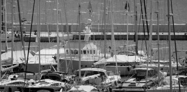 İtalya, Sicilya, Akdeniz, Marina di Ragusa (Ragusa ili); 23 Ağustos 2025, limanda lüks yatlar - EDITORIAL