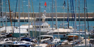 İtalya, Sicilya, Akdeniz, Marina di Ragusa (Ragusa ili); 23 Ağustos 2025, limanda lüks yatlar - EDITORIAL