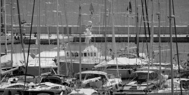 İtalya, Sicilya, Akdeniz, Marina di Ragusa (Ragusa ili); 23 Ağustos 2025, limanda lüks yatlar - EDITORIAL